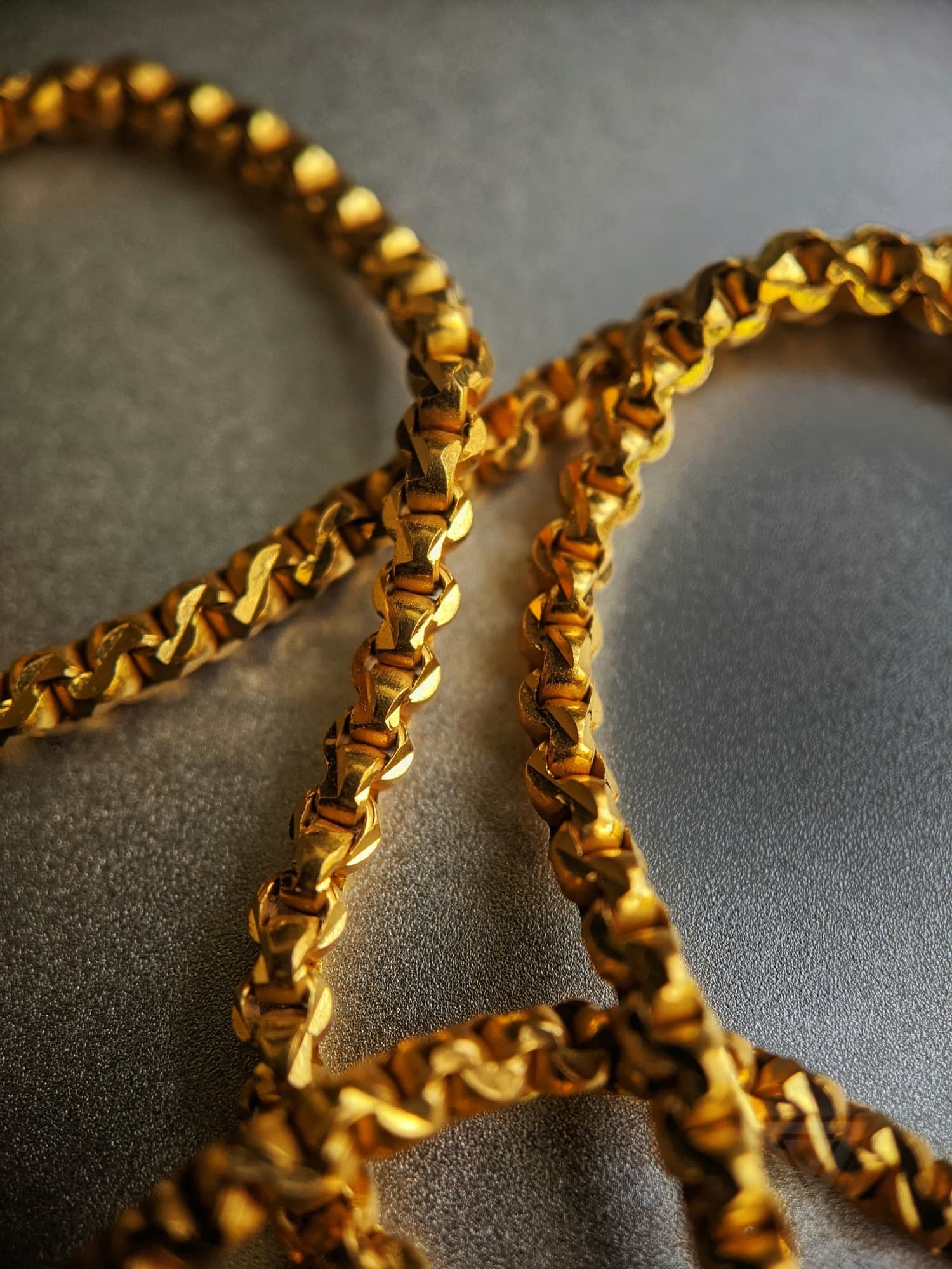 A gold chain, the kind of item customers bring in for a quote